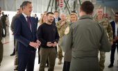Владимир Зеленский и премьер-министр Бельгии Александр Де Кро во время передачи истребителей. (© picture-alliance/Zumapress.com/Pool/Ukrainian Presidential Office)