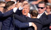 This image of Donald Trump immediately after the attack is already being described as iconic. (© picture alliance / ASSOCIATED PRESS Gene J. Puskar)
