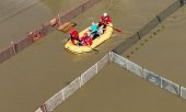 Rettungskräfte evakuieren am Sonntag, 15. September, Anwohner im tschechischen Ostrava. (© picture alliance / CTK / Petr Sznapka)