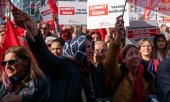 Demonstrators show solidarity with Ahmet Özer in Esenyurt. (© picture-alliance/ ZUMAPRESS.com (Tolga Uluturk)