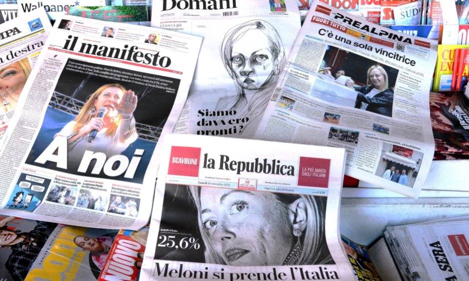 Zeitungsauslage am 26. September 2022, nach dem Wahlsieg der Fratelli d’Italia von Giorgia Meloni. (© picture alliance / ROPI/Maule/Fotogramma)