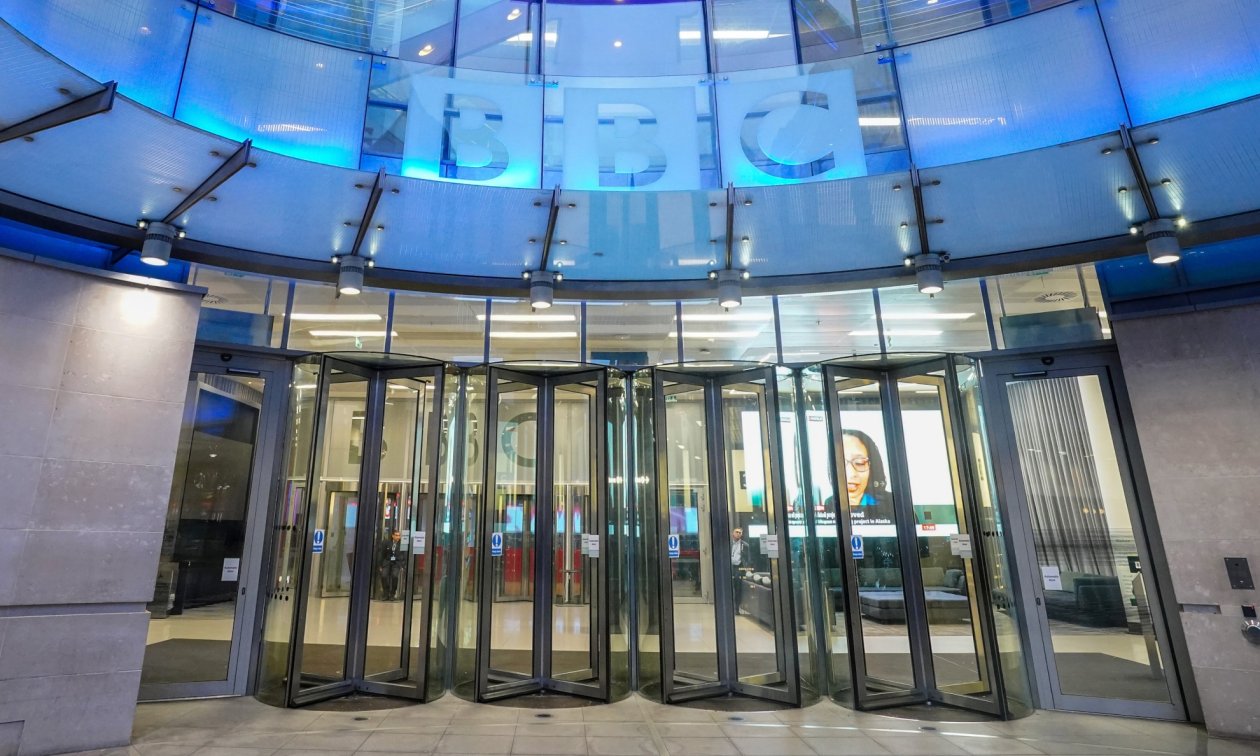 The entrance to the BBC headquarters in London. (© picture alliance / empics / Ian West)