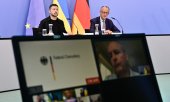 Volodymyr Zelensky and Friedrich Merz participated in the video conference together in Berlin. (© picture alliance/dpa/AFP POOL / John Macdougall)