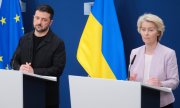 Die Präsidentin der Europäischen Kommission, Ursula von der Leyen, und der ukrainische Präsident Wolodymyr Selenskyj auf einer Pressekonferenz im EU-Hauptquartier in Brüssel, Belgien. (© picture alliance / Associated Press  Uncredited)
