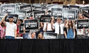 Teilnehmer der Trauerfeier halten Schilder mit der Aufschrift "Dies ist unser Wendepunkt". Turning Point USA hieß die von Kirk gegründete Organisation. (© picture alliance / Anadolu / Jon Putman)