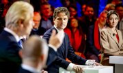 Les têtes de liste des législatives, lors d'un débat télévisé : Geert Wilders (PVV), Henri Bontenbal (CDA) et Dilan Yeşilgöz (VVD) - de gauche à droite. (© picture alliance / ANP / Robin Utrecht) Les têtes de liste des législatives, lors d'un débat télévisé : Geert Wilders (PVV), Henri Bontenbal (CDA) et Dilan Yeşilgöz (VVD) - de gauche à droite. (© picture alliance / ANP / Robin Utrecht)