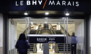 Im altehrwürdigen Kaufhaus Bazar de l'Hôtel de Ville gegenüber vom Pariser Rathaus werden jetzt Shein-Produkte verkauft. (© picture alliance / Hans Lucas / Eric Broncard)