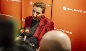 Prime Minister Mette Frederiksen at the Social Democrats' election rally in Copenhagen on Tuesday, 18 November 2025. (© picture alliance / Ritzau Scanpix Emil Nicolai Helms)