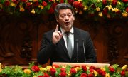 Reichlich Nelkenschmuck im Parlament: André Ventura, Parteichef der ultrarechten Chega, spricht bei der Feierstunde zum Verfassungsjubiläum am 2. April. (© picture alliance / ZUMAPRESS.com  Ricardo Rocha)