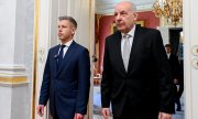 Ungarns Premier Péter Magyar (links) und Staatspräsident Tamás Sulyok. (© picture alliance / ASSOCIATED PRESS / Szilard Koszticsak)
