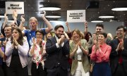 Nationalräte verschiedener Parteien feiern die Bekanntgabe der vorläufigen Ergebnisse. Derzeit hat die Schweiz etwa 9,1 Millionen Einwohner. (© picture alliance/KEYSTONE / ANTHONY ANEX)