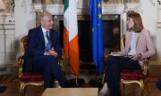 Irish Taoiseach Micheál Martin in conversation with European Parliament President Roberta Metsola. (© picture alliance / PA Images / Niall Carson)