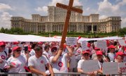 Protest von medizinischem Personal gegen das umstrittene Lohngesetz Anfang Juni 2026 vor dem Parlament in Bukarest. (© picture alliance / AP Photo/Vadim Ghirda)