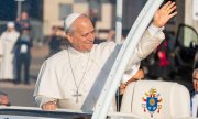 Der Papst bei der Sonntagsmesse in Lourdes. (© picture-alliance/ Hans Lucas/Jean-Marc Barrère)