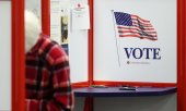 Un isoloir à Norwood, dans l'Ohio. Le scrutin a déjà débuté dans certains Etats. (© picture-alliance/Samuel Corum/Pool Getty Images North America via AP/ Samuel Corum)