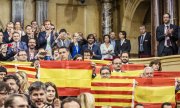Zuhörer der Parlamentsdebatte in Barcelona. Laut Resolutionstext soll die Abspaltung binnen 18 Monaten erfolgen. (© picture-alliance/dpa)