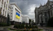 Dark clouds loom over the president's offices in Kiev in August 2015. (© picture-alliance/dpa)