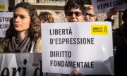 Demonstrations for press freedom in Rome. The participants carry posters calling for freedom of expression and basic rights. (© picture-alliance/dpa)