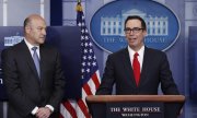 US Secretary of the Treasury Steven Mnuchin, right, and Gary Cohn present the tax reform package. (© picture-alliance/dpa)