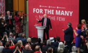 Labour-Chef Jeremy Corbyn stellt das Wahlprogramm seiner Partei vor (© picture-alliance/dpa)