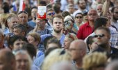 Ein Demonstrant in Krakau hält die polnische Verfassung hoch. (© picture-alliance/dpa)