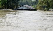 Ein überflutetes Dorf in Assam, Indien. (© picture-alliance/dpa)
