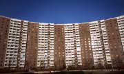 İsveç'in başkenti Stockholm'ün banliyösü Täby'de blok apartmanlar. (© picture-alliance/dpa)