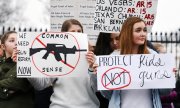 Öğrenciler Beyaz Saray'ın önünde daha sert bir silah yasası için gösteri yaparken. (© picture-alliance/dpa)