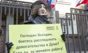 Одиночный пикет перед зданием Госдумы: девушка требует расследования сексуальных домогательств. (© picture-alliance/dpa)
