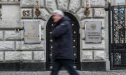 A man walks past the Russian embassy in Berlin. (© picture-alliance/dpa)