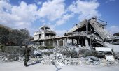 Suriye'de kimyasal silah üretim merkezi olduğu şüphesiyle bombalanan bir araştırma merkezi binası. (© picture-alliance/dpa)