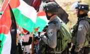 Palästinensiche Demonstranten und israelische Soldaten im September 2015 im Westjordanland. (© picture-alliance/dpa)