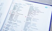 Letonya'da iki dilde yazılmış ders kitabı. (© picture-alliance/dpa)