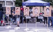 Плакаты с изображением пяти человек, ставших жертвами террористической ячейки NSU. (© picture-alliance/dpa)