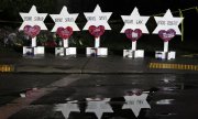 Траурная церемония в Питтсбурге: звёзды Давида с именами погибших. (© picture-alliance/dpa)