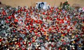 Цветы и свечи в память об убитом журналисте Яне Куцияке и его невесте Мартине Кушнировой.(© picture-alliance/dpa)