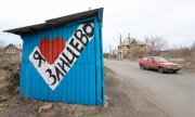 Das Dorf Sajzewo in der Region Donezk. Auf der Bushaltestelle steht: Ich liebe Sajzewo. (© picture-alliance/dpa)