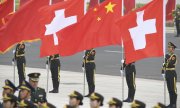 Çin şeref kıtası, İsviçre Cumhurbaşkanı Ueli Maurer'i karşılamaya hazır. (© picture-alliance/dpa)