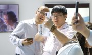 Besucher am Stand von Huawei auf einer Messe in China.(© picture-alliance/dpa)