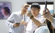 Посетители у стенда Huawei на выставке в Китае. (© picture-alliance/dpa)