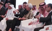 Trump-Schwiegersohn Jared Kushner und IWF-Chefin Christine Lagarde (Mitte) auf der Konferenz in Bahrains Hauptstadt Manama. (© picture-alliance/dpa)