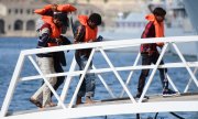 Rescued migrants disembarking from the rescue ship Alan Kurdi in Malta on 9 July. (© picture-alliance/dpa)