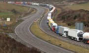 A long line of trucks waiting near the port of Dover in March 2019. (© picture-alliance/dpa)