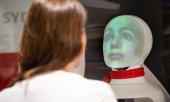 "Semmi", a robot used by the Deutsche Bahn, will provide passengers with information in several languages. (© picture-alliance/dpa)
