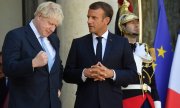 Macron sert duruşundan taviz vermezken, Johnson üstün geldiğine inanıyor. (© picture-alliance/dpa)