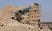 An SDF fighter on 7 October 2019 at an outpost abandoned by the US troops in Tell Abyad. (© picture-alliance/dpa)