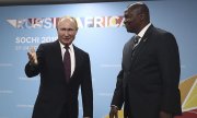 Vladimir Putin welcomes Faustin Archange Touadera, President of the Central African Republic, at the Sochi summit. (© picture-alliance/dpa)
