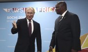 Vladimir Putin, Orta Afrika Cumhuriyeti Devlet Başkanı Faustin Archange Touadera'yı Soçi'deki zirvede karşılarken. (© picture-alliance/dpa)