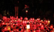 A sea of candles in front of Club Colectiv on October 30, 2019. (© picture-alliance/dpa)