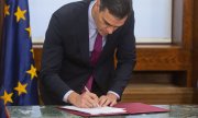 Pedro Sánchez signing the coalition agreement with Unidas Podemos on 30 December. (© picture-alliance/dpa)